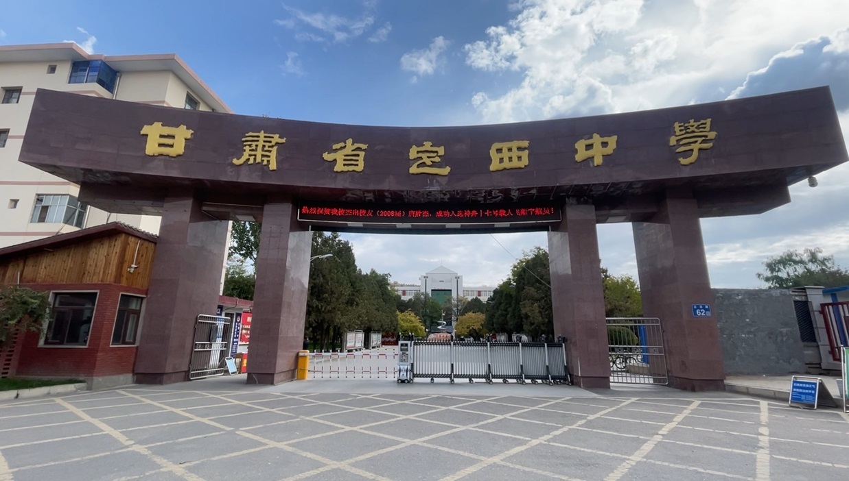 唐胜杰毕业照(26771135)-20231025234142.jpg