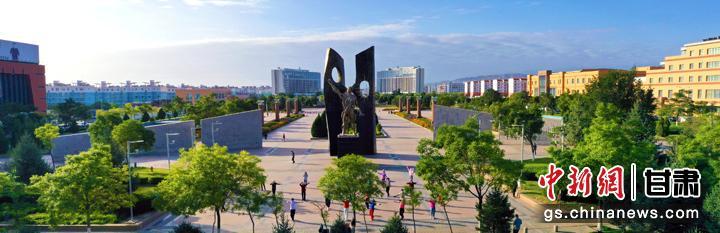 嘉峪关英雄关城　毛富　摄