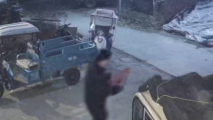 老人凌晨去世，家人在门口燃放鞭炮：鞭炮声一响，村里的人都会来帮忙