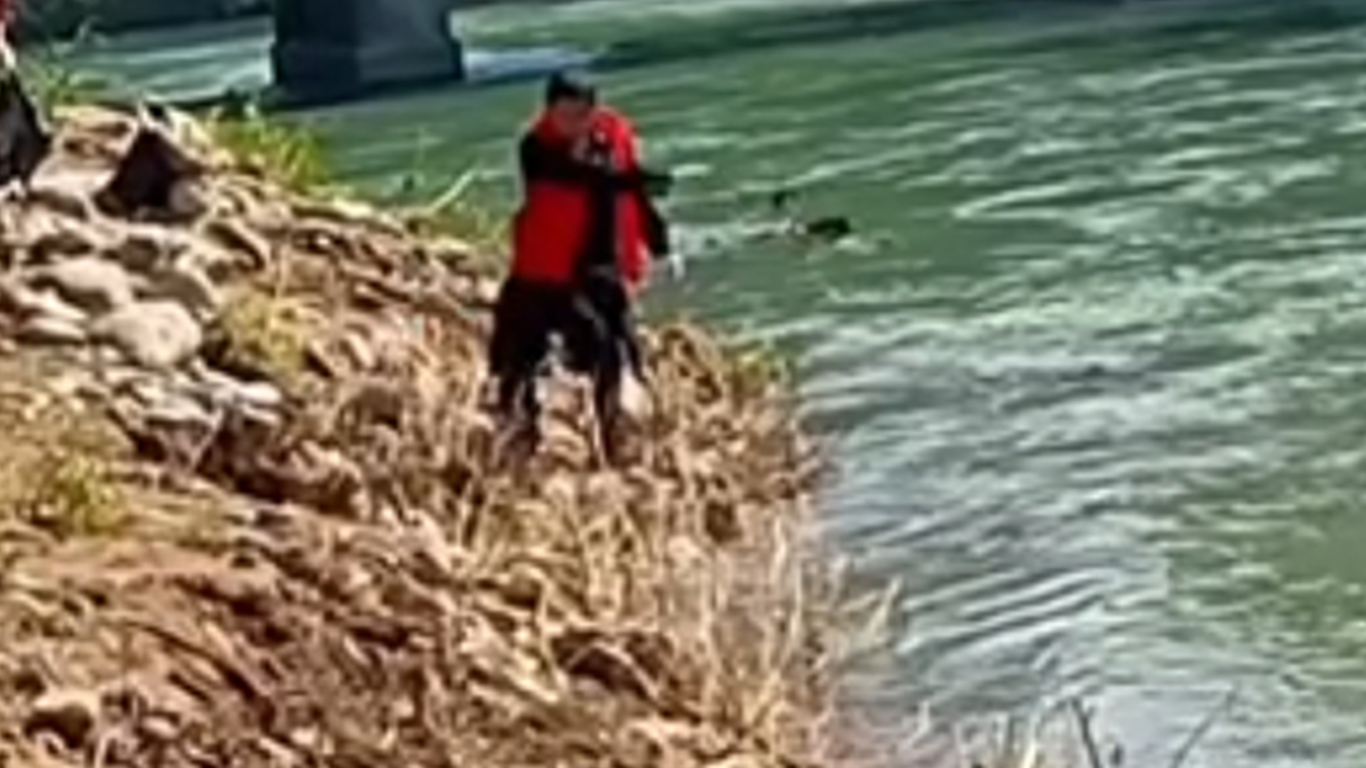 2人身穿红马甲捡垃圾扔进河道，官方：是普通居民，非工作人员