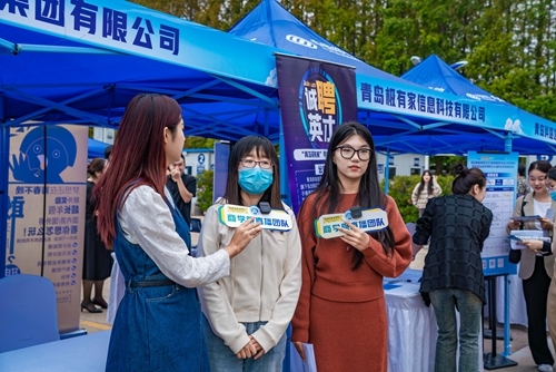 青岛职业技术学院商学院直播团队开展了线上直播带岗