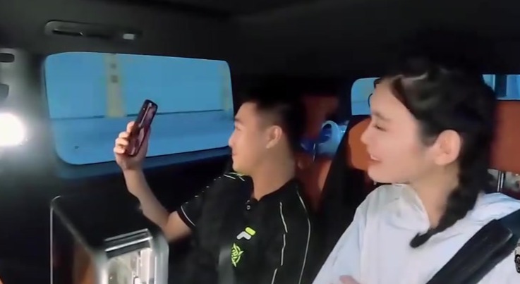 何猷君奚梦瑶跟儿女视频，听儿子说想妈妈，何猷君先吃醋不行了！