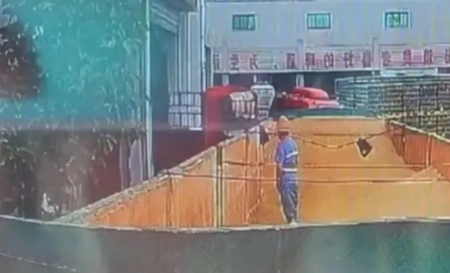 凤凰早报|中方强硬回应菲律宾恶意碰瓷;富士康旗下企业被查有何玄机?