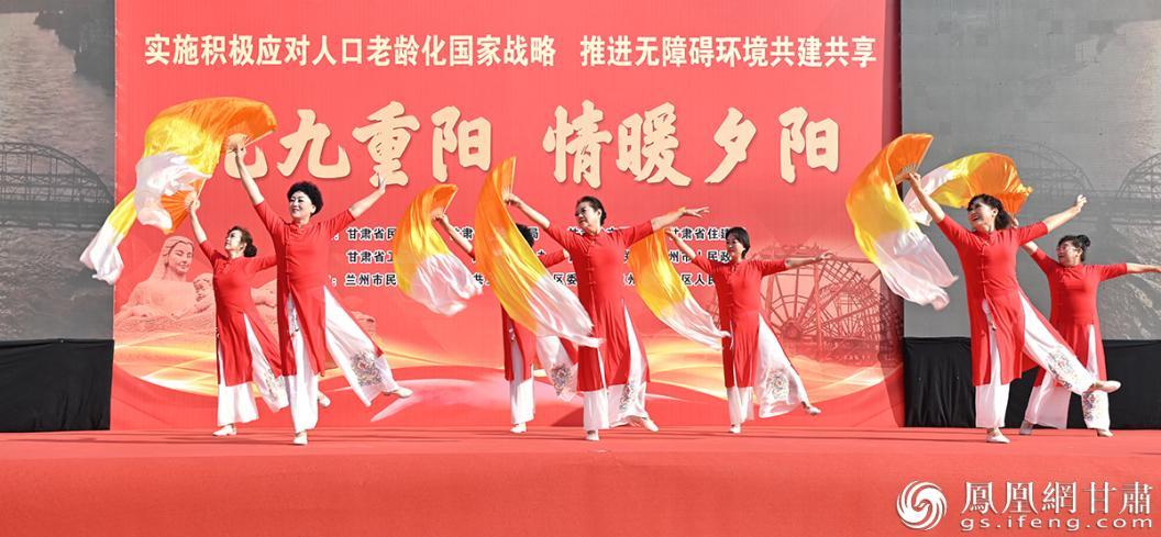 活动现场,老年人舞出夕阳美。