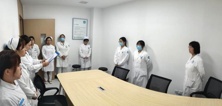 刘娜主任主持晨交接班，晨会后科内学习