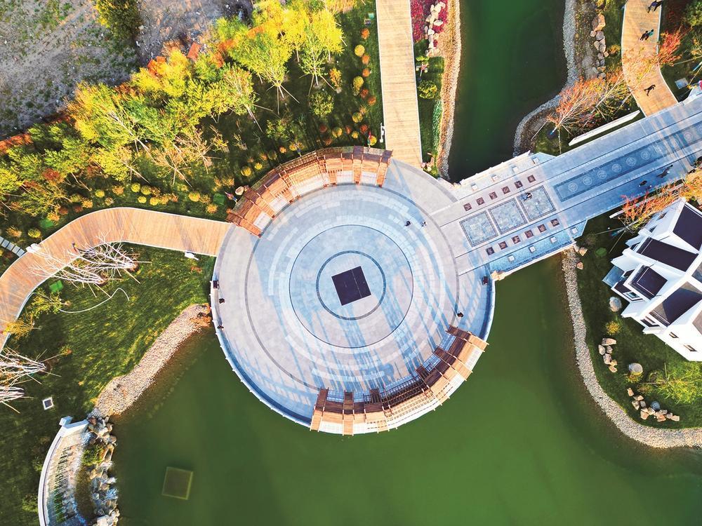 通过打造春华湖、秋实湖两处滨水空间，加快形成“五湖相拥、碧水润城”的生态水系，让城区的日常空气更湿润、市民的生活环境更宜居。图为秋实园。 张磊摄