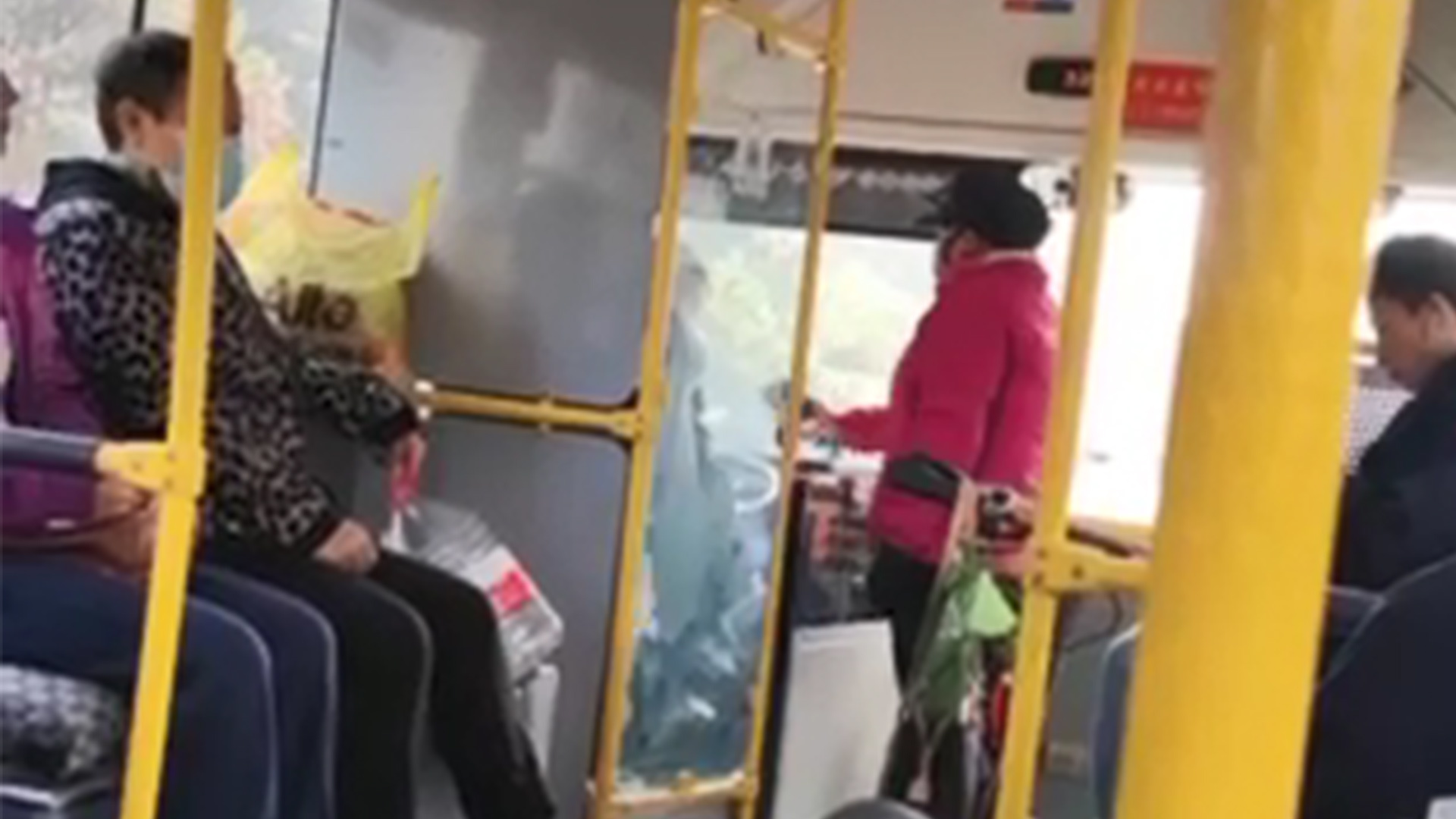 女子公交车上遭猥亵，发现头发湿了，用手一摸：太恶心了
