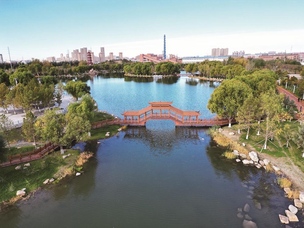 白城修建的两座城市公园，共同绘就一幅城在林中、园在城中、水在园中、林水相依的画卷。图为春华园。 张磊 摄