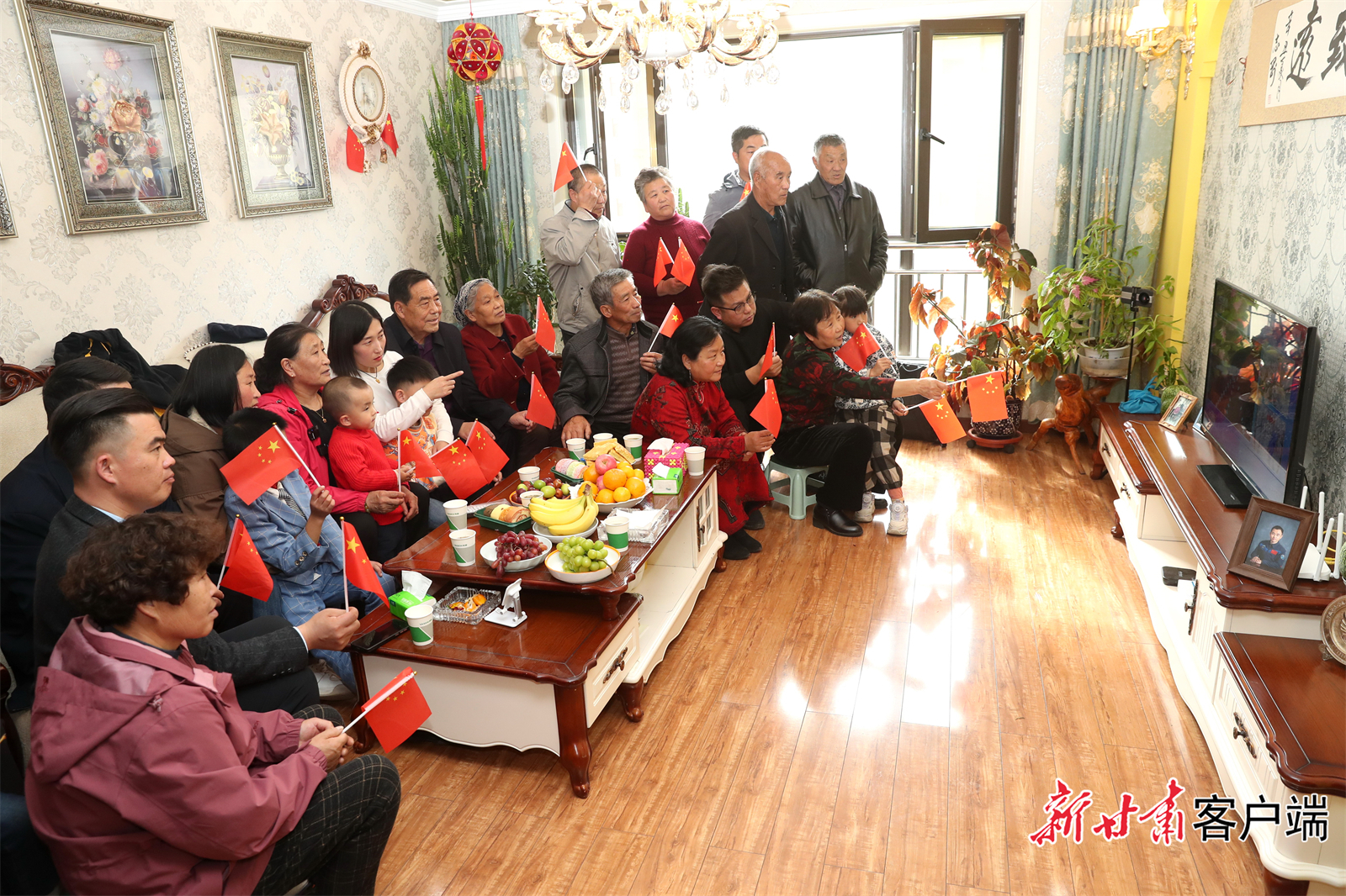 唐胜杰的亲人齐聚一堂观看直播　新甘肃&middot;甘肃日报记者　高樯　摄