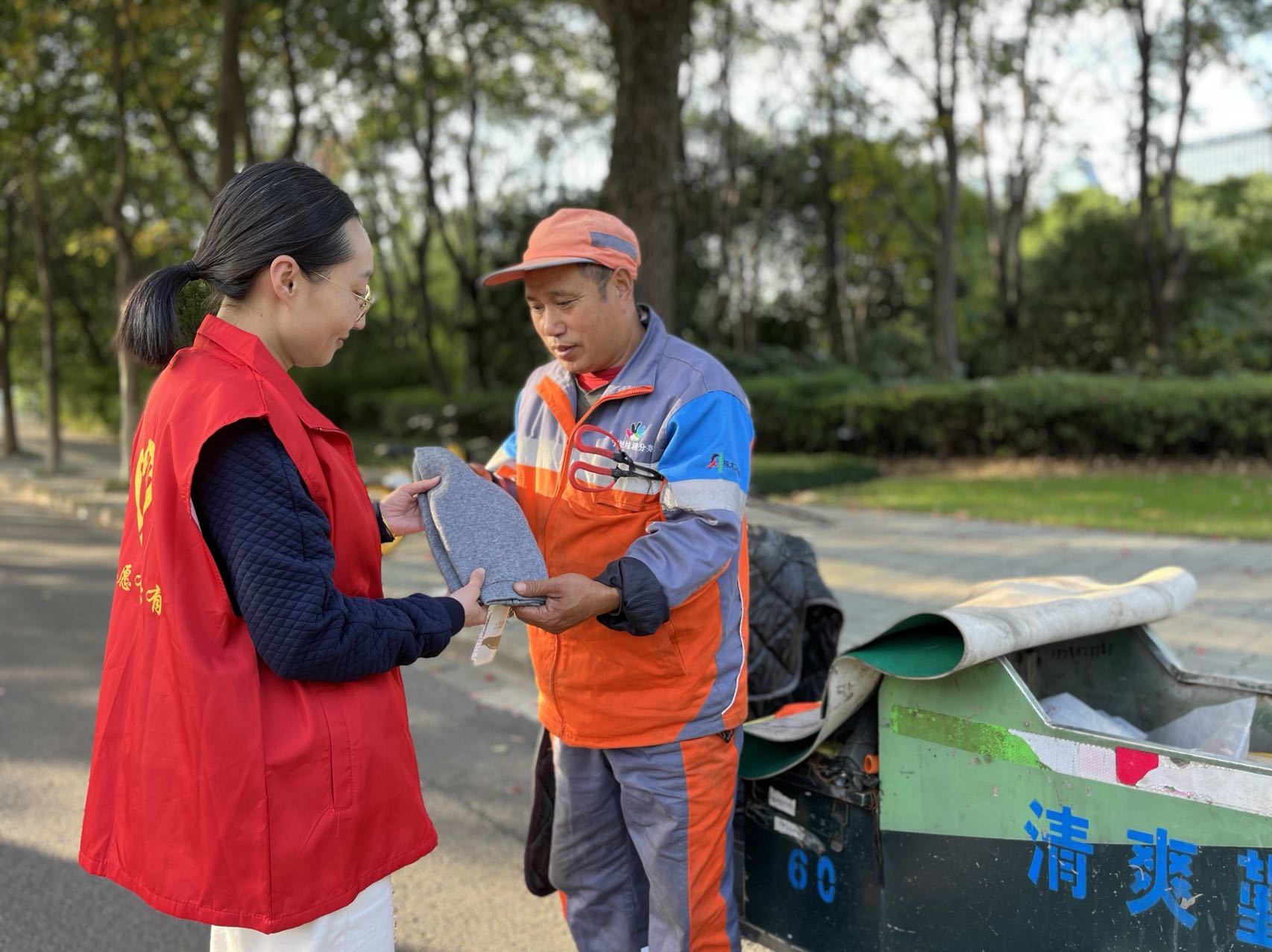 鄞州区首南街道日丽社区:温暖秋冬・致敬垃圾分类督导员