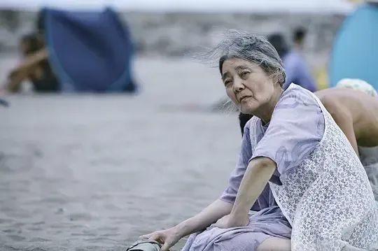 厨房里写作的外婆,在83岁出版了她的第四本书