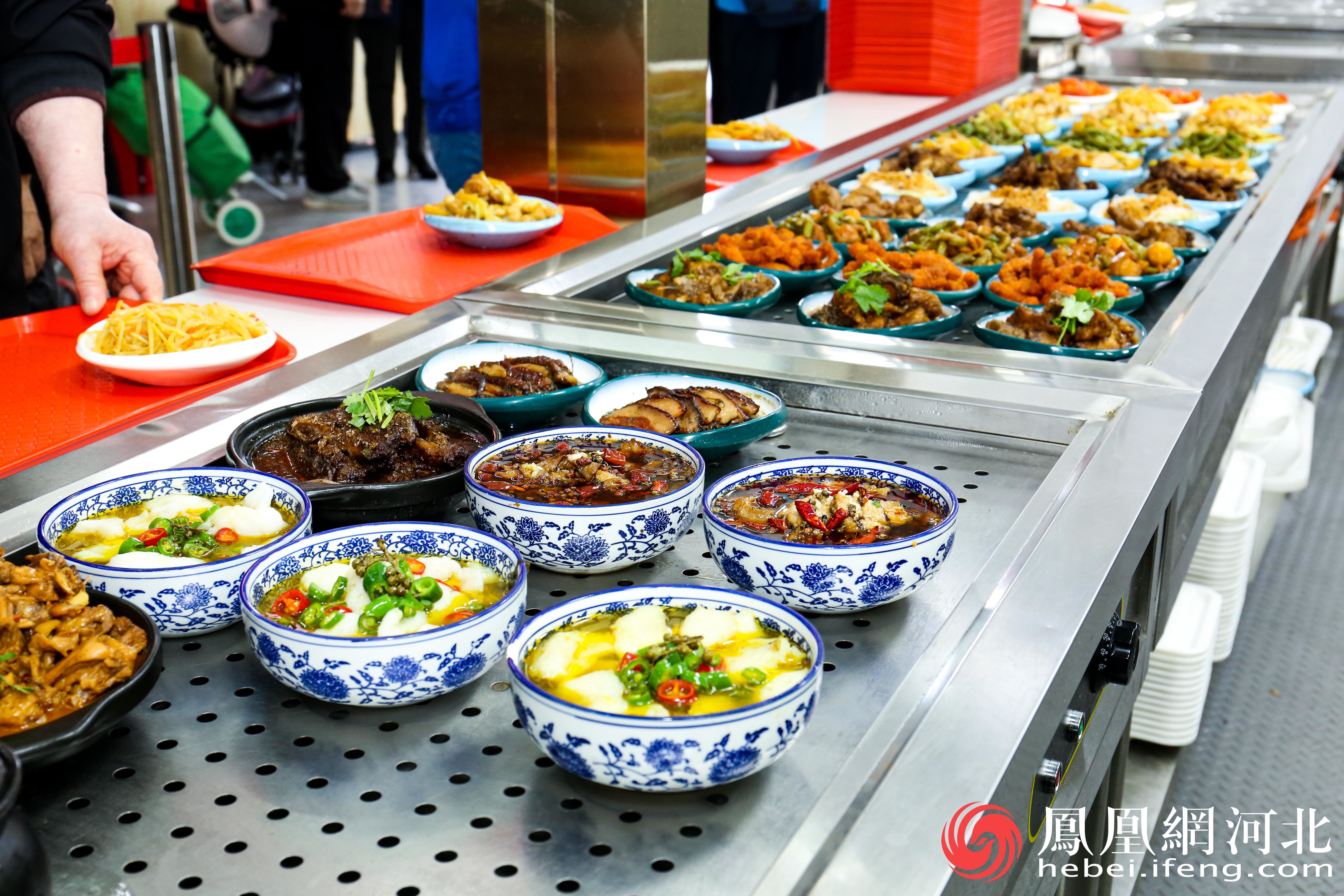 “幸福大食堂”采取小份菜售卖方式