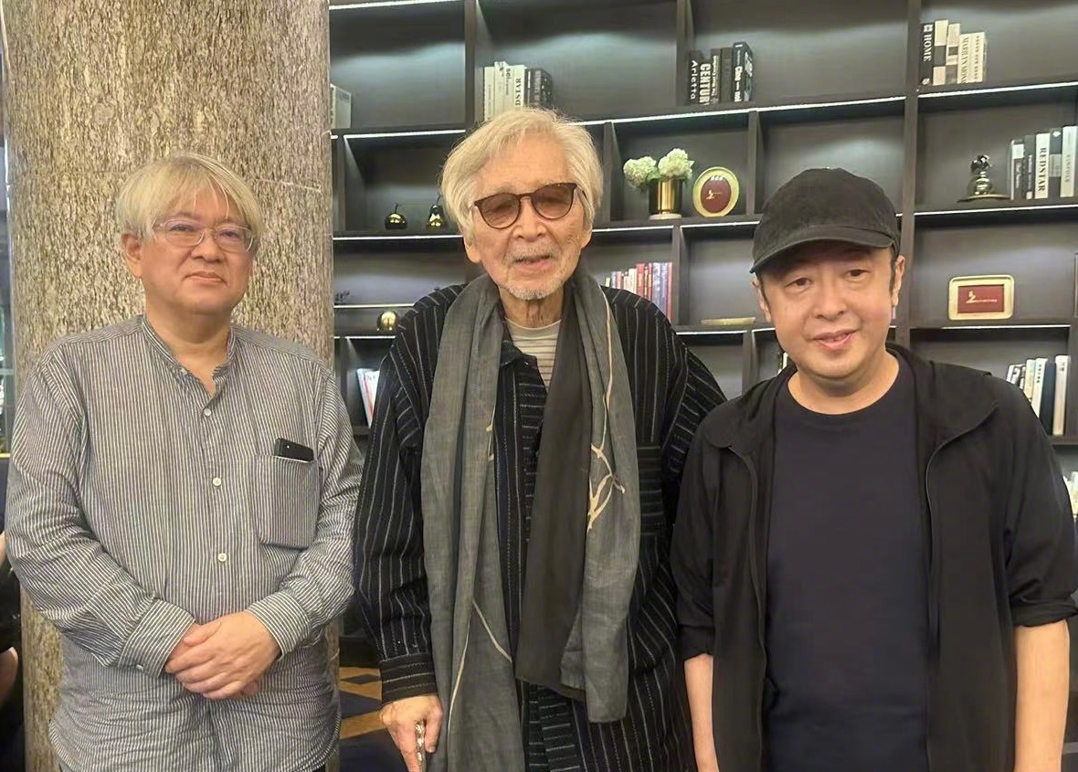 今年6月上海电影节期间，贾樟柯在微博晒出他和市山尚三（左一）一起拜会山田洋次导演的合影。而山田导演是今年东京电影节“黑泽明奖”的评委会主席。