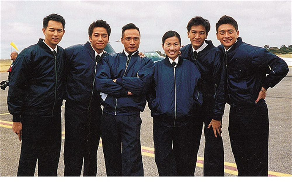 Sam与飞行学校的学员合影