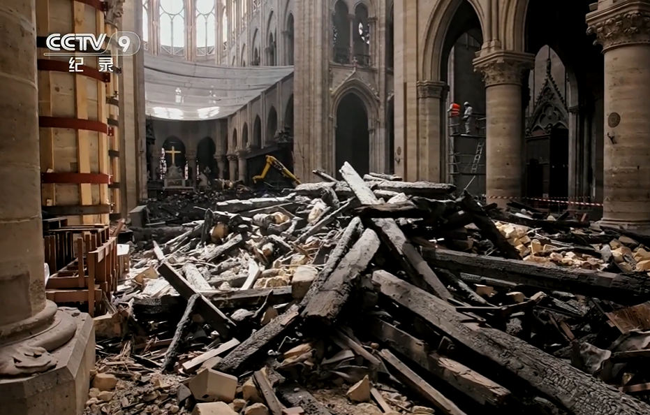 △许多残骸掉落在了教堂内部（图/纪录片《修复巴黎圣母院》）