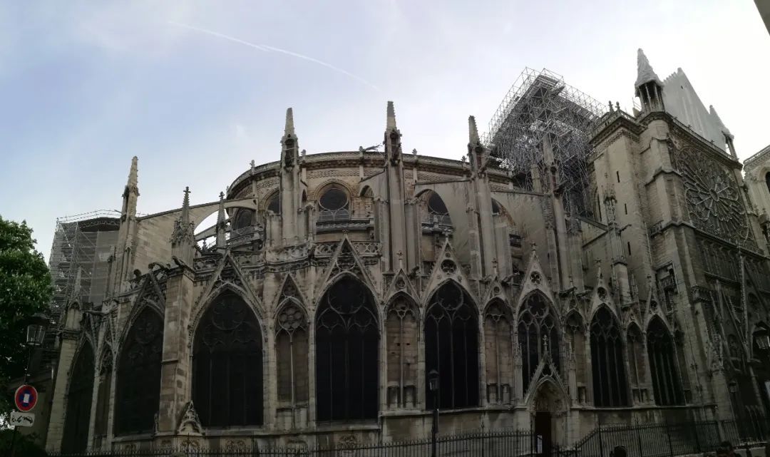 △刚烧毁不久后的巴黎圣母院，木质穹顶及塔尖已经不见（图/阿瑞 摄于2019年4月22日）