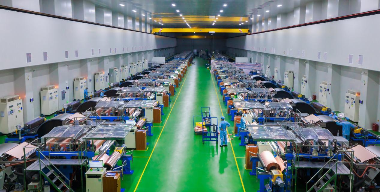 江西嘉元科技有限公司的铜箔生产车间,生产设备马力全开,一派热火朝天