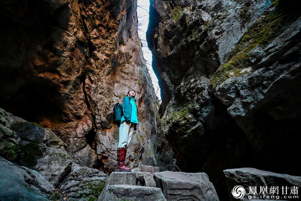 凤凰小编走进渭河源景区，打卡天光从窄缝泻下的“一线天”景观。李德宇　摄