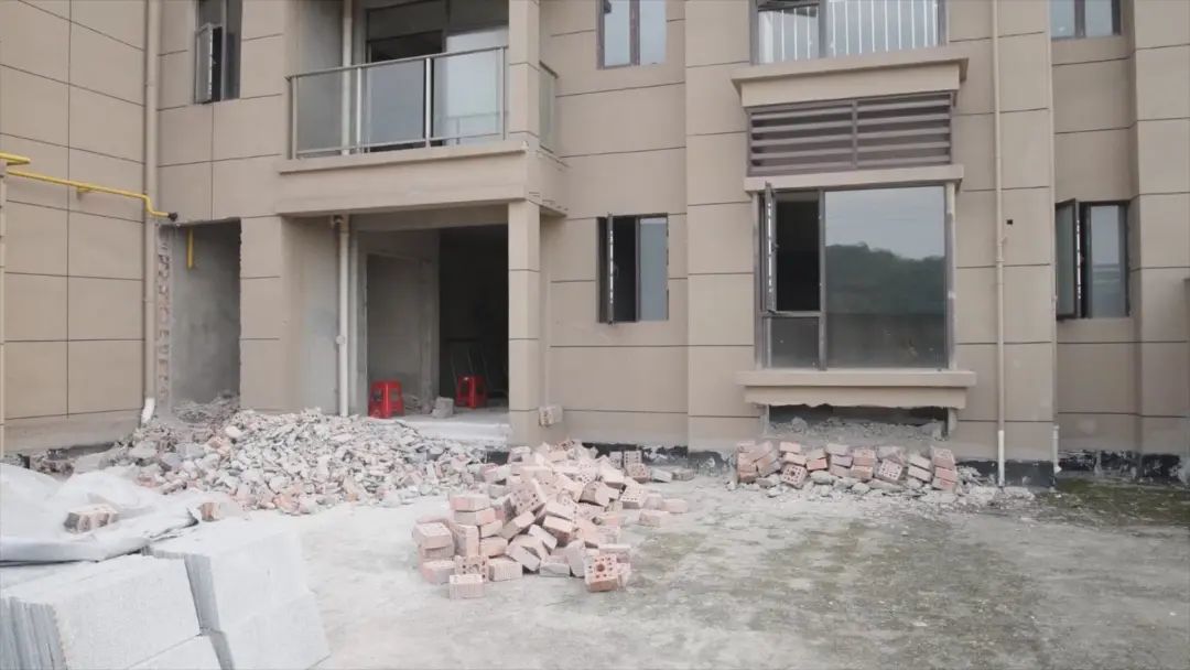 萍乡都市国际小区一业主私自拆外墙 多部门喊停“野蛮装修”