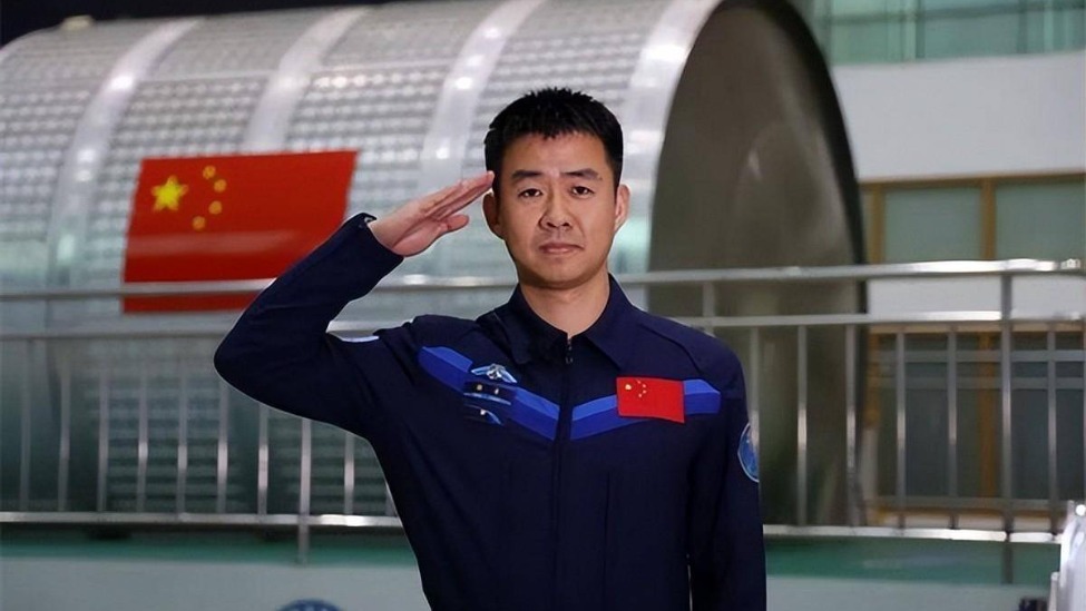 航天员陈冬解放军报撰文：我身在其中，见证祖国载人航天事业的蓬勃发展_凤凰网
