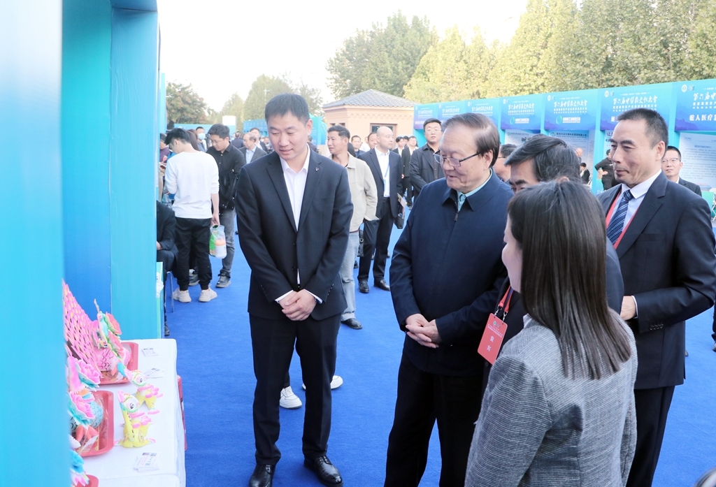 ▲启动仪式后，与会领导嘉宾前往渭南市中医药文化产品展区参观