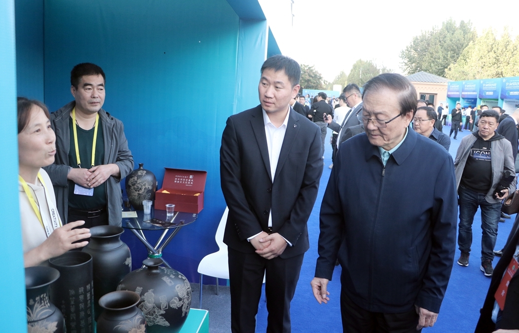 ▲启动仪式后，与会领导嘉宾前往渭南市中医药文化产品展区参观