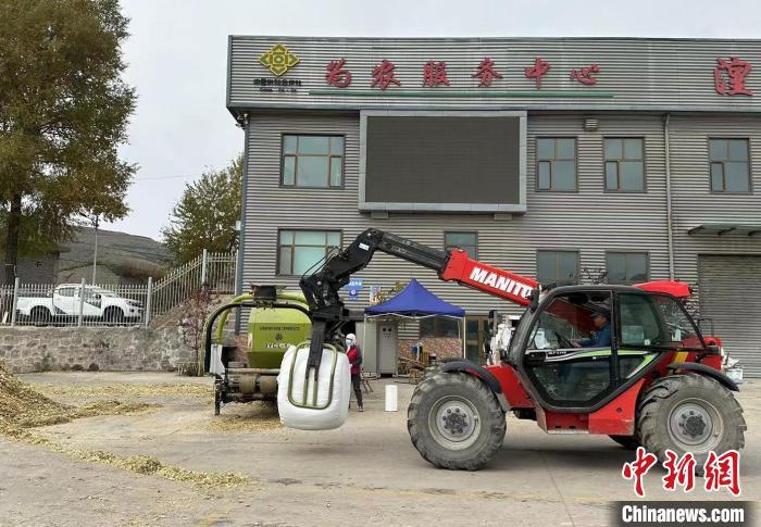 连日来,甘肃省白银市靖远县举办2023年高素质农民专题培训班。图为培训班学员学习农机操作。冯文强 摄