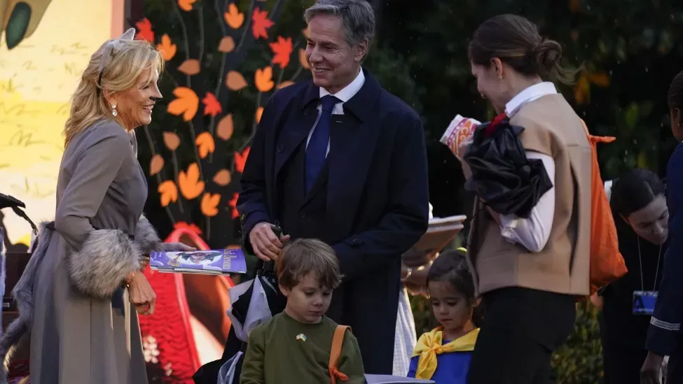 俄媒:布林肯儿子扮成泽连斯基向拜登索要糖果