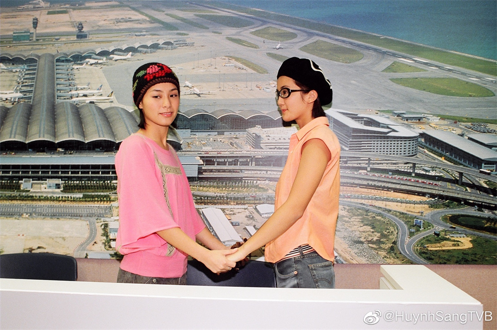 Twins姐妹在机场重逢