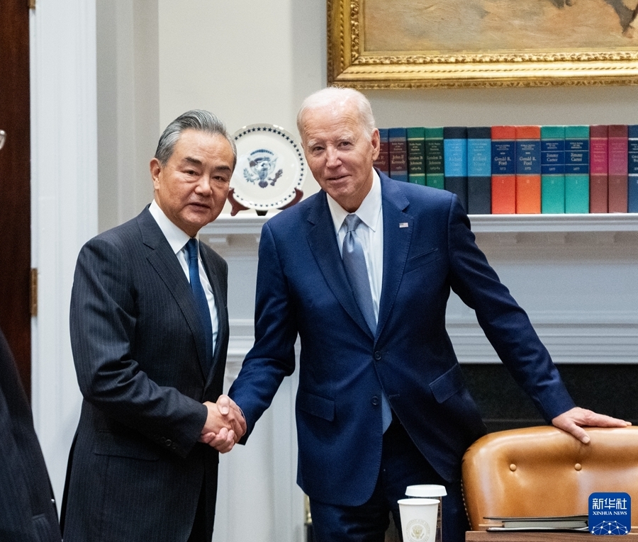10月27日,美国总统拜登在白宫会见到访的中共中央政治局委员、外交部长王毅。新华社记者 刘杰 摄