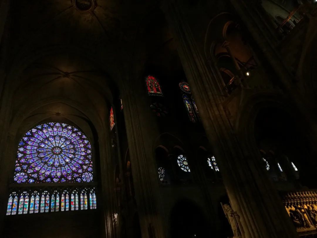 △在巴黎圣母院被烧之前，它是留学生来法国必打卡的景点之一。图为其著名的彩色玻璃窗（图/阿瑞）