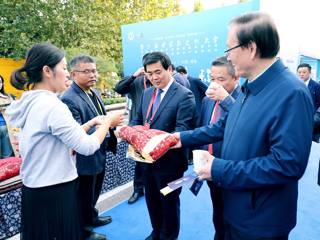 ▲启动仪式后，与会领导嘉宾前往渭南市中医药文化产品展区参观