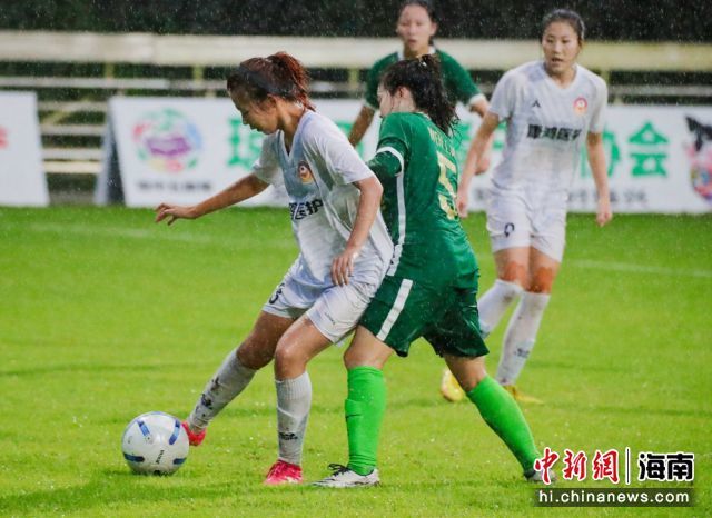 图为2023年“海南&middot;琼中杯”全国女子足球邀请赛比赛现场。海南省旅文厅供图
