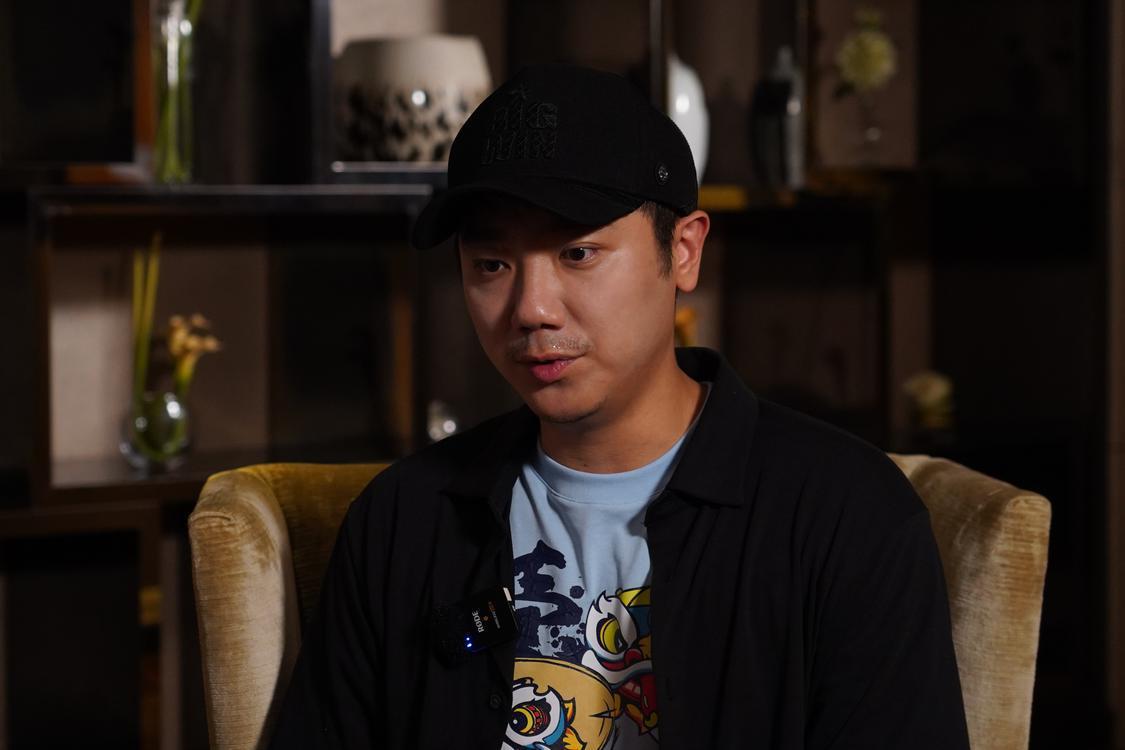 导演崔睿接受媒体专访。