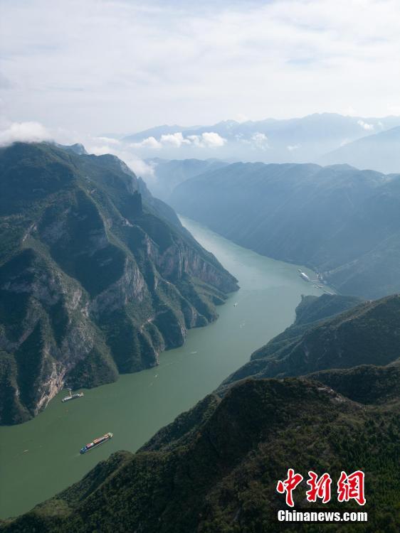 航拍秋日长江巫峡：红叶点缀 风景如画