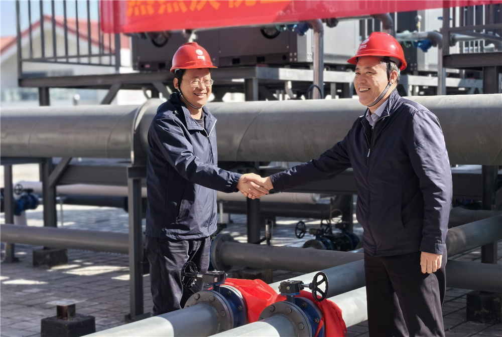 ▲空气能热水机组开闸运行