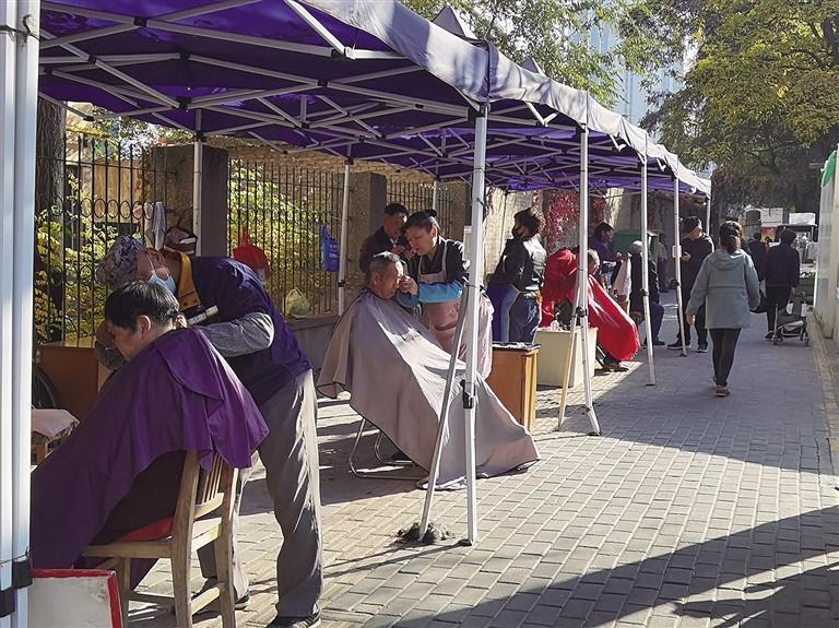 街头理发摊点，理发者络绎不绝。