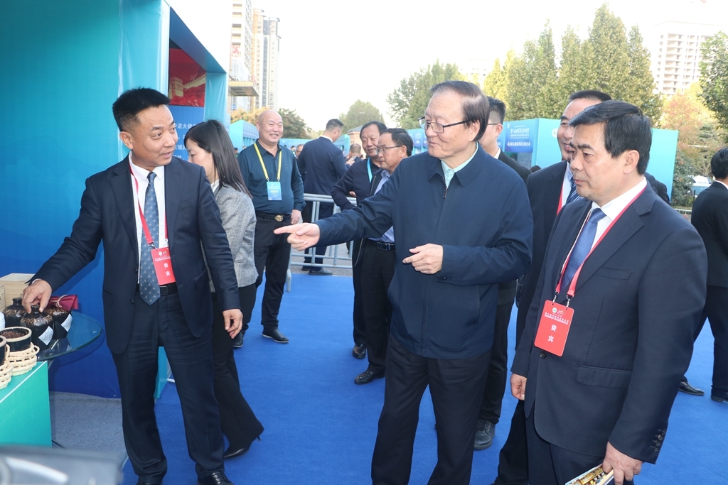 ▲启动仪式后，与会领导嘉宾前往渭南市中医药文化产品展区参观