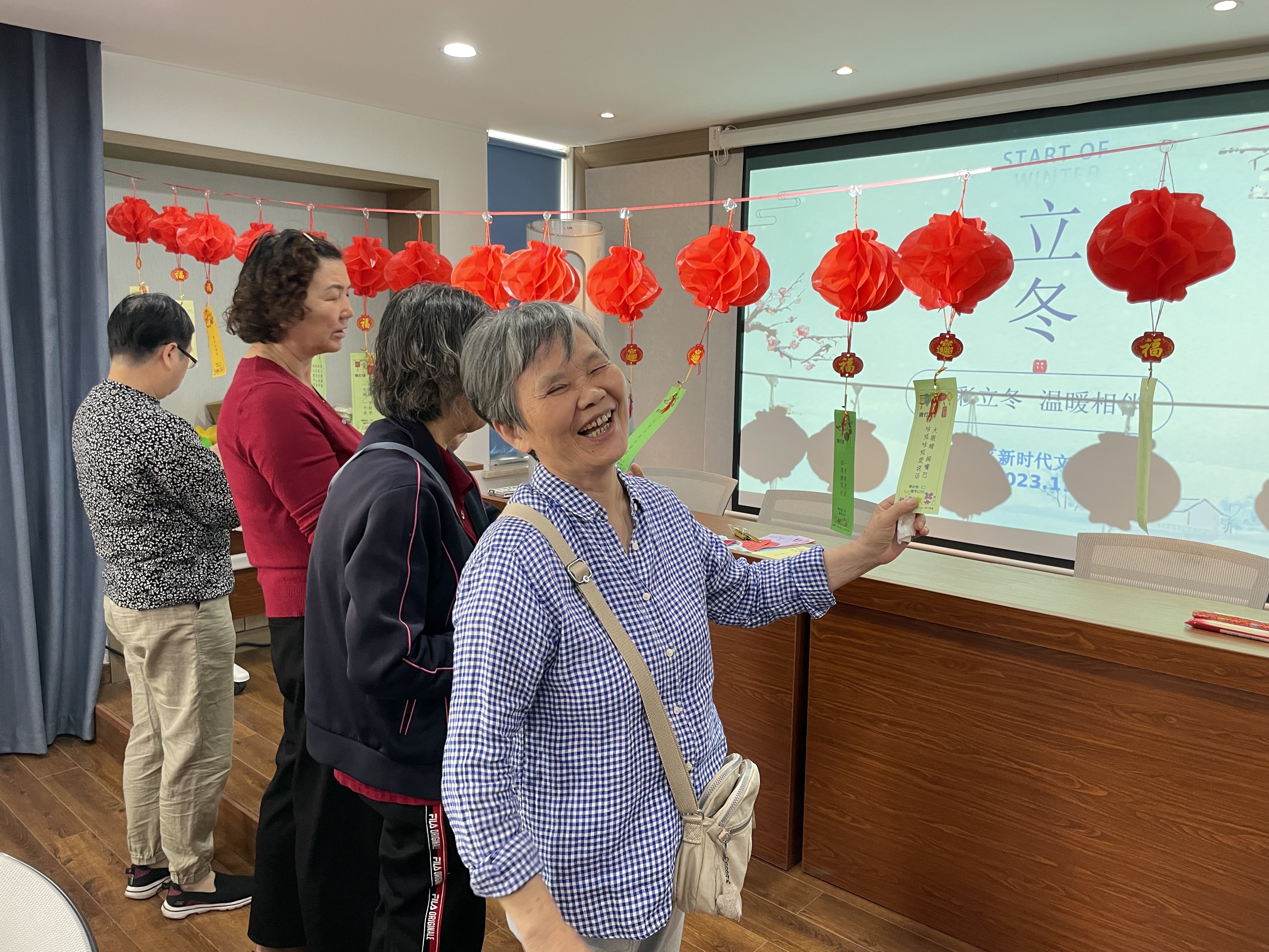 活动现场,社区网格长向居民介绍了立冬节气,立冬是二十四节气之第十九