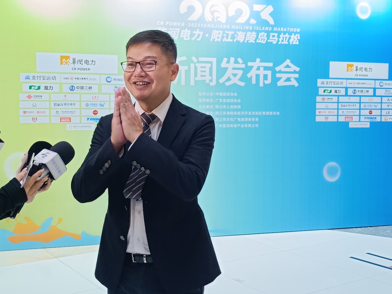10月30日下午，阳江市人民政府副秘书长何成连在发布会现场接受凤凰网等媒体专访。