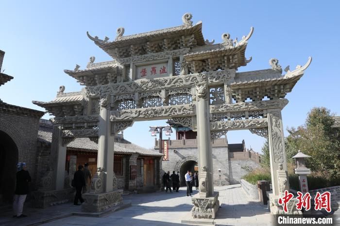 图为波罗古堡石牌楼.王丽莎 摄