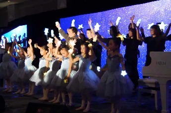 儿童芭蕾舞开启“美丽童行”慈善晚宴