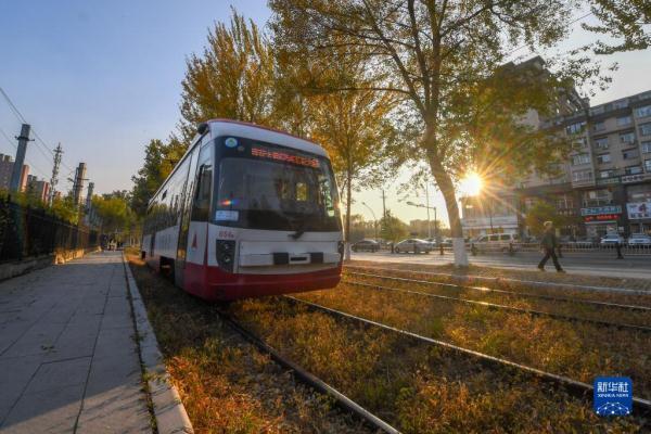10月24日，一辆电车行驶在长春市春城大街。