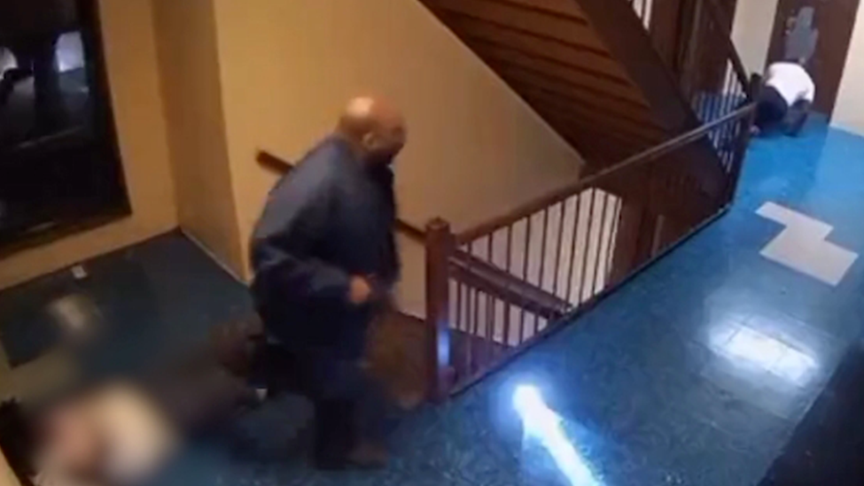 不满楼上邻居噪音扰民，美国男子开枪打死邻居父子