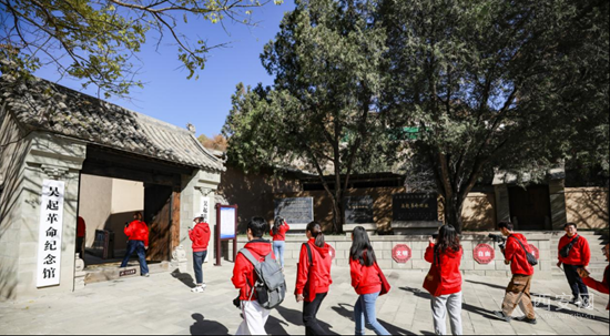 “沿着红色足迹&middot;从胜利走向胜利”网络主题活动采访团走进吴起革命纪念馆。