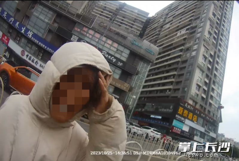 谢建勋和同事在巡逻时发现一名老人独自走在路中间。图片均为执法记录仪截图