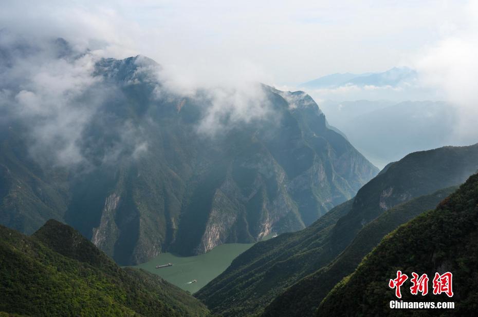 航拍秋日长江巫峡：红叶点缀 风景如画