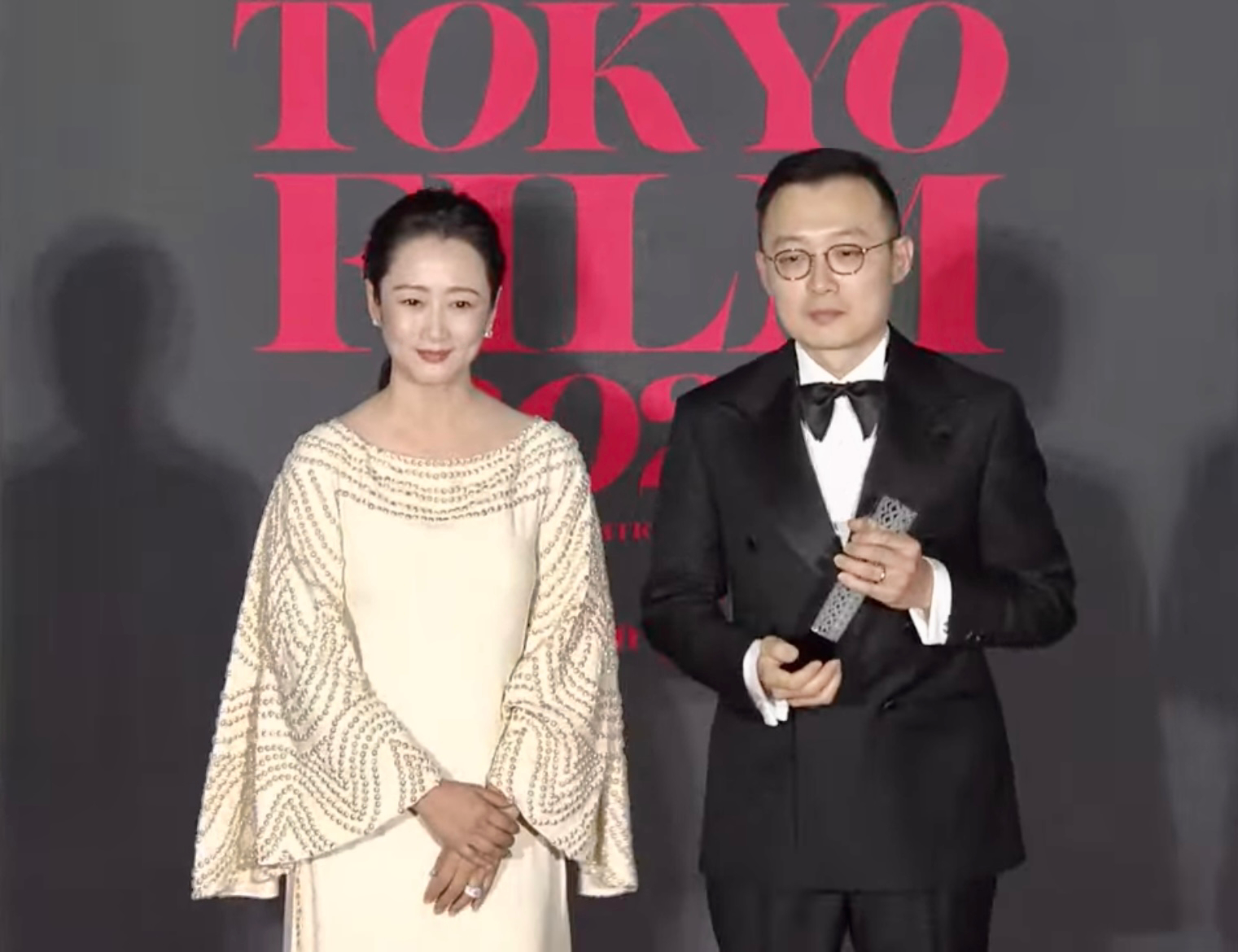 本届东京电影节主竞赛单元评审赵涛给《老枪》导演高朋颁发最佳艺术贡献奖。图片来自：贾樟柯微博