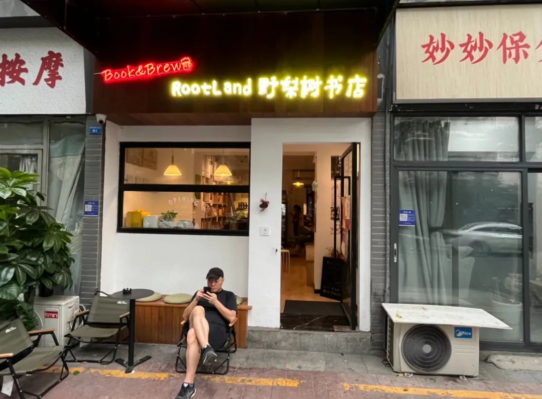 “90后”分享会一共有两场，分别在周三和周四。活动开始前，店内空无一人，主持人风哥坐在店外（图/阿祯 摄）