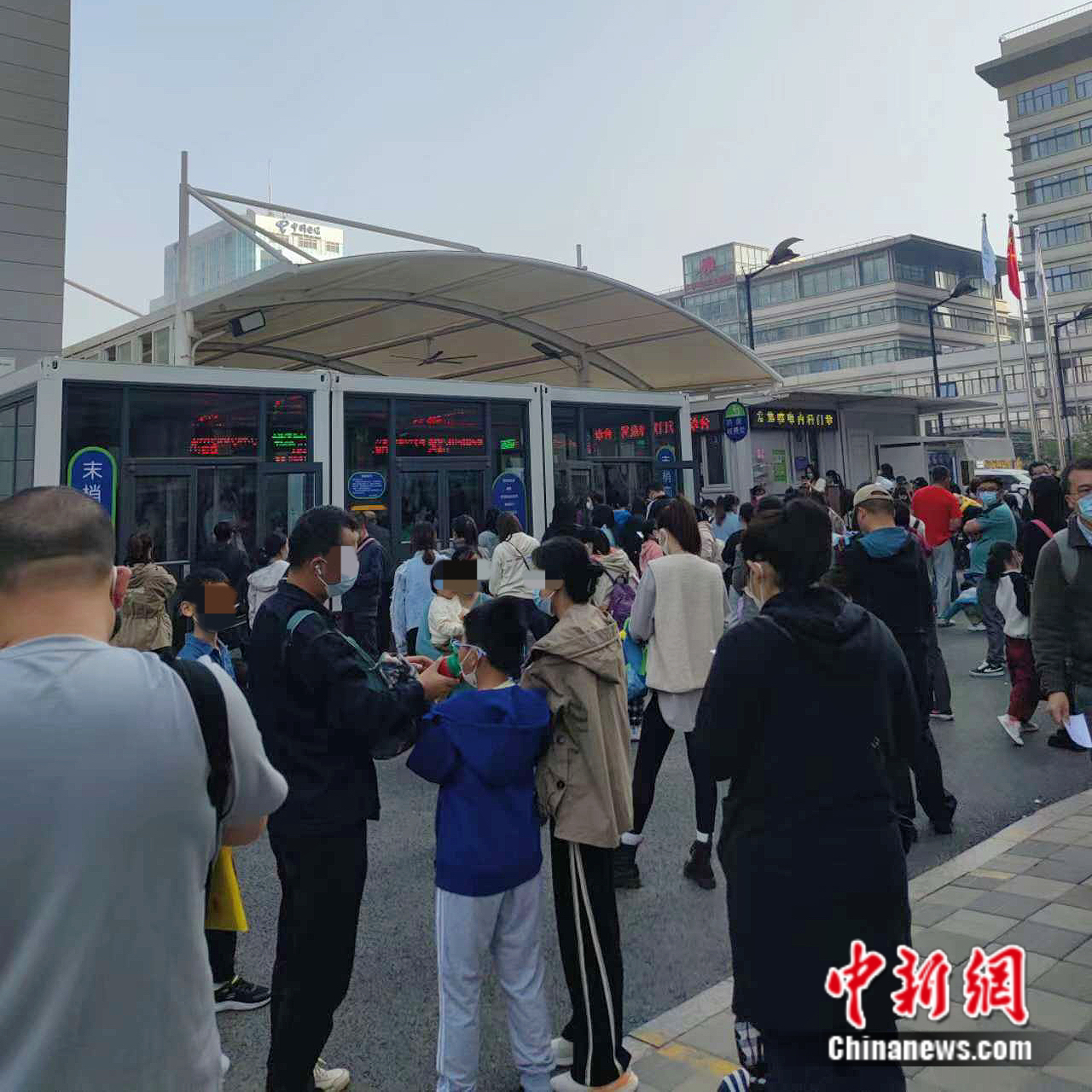 10月24日下午,北京儿童医院末梢采血窗口外排起了长队.受访者供图